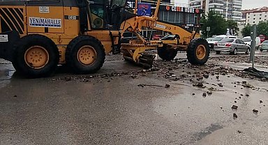 Yenimahalle'de kuvvetli sağanak mesaisi