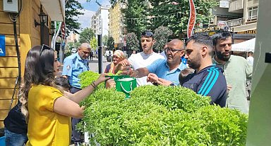 Yenişehir'de Çevre Koruma Haftası'nda vatandaşa fesleğen dağıtıldı