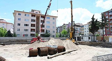 Yeraltı otopark alanında fore kazık çalışmaları yapılıyor