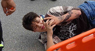 Yerde acı içinde kıvranırken annesine haber vermeyi ihmal etmedi