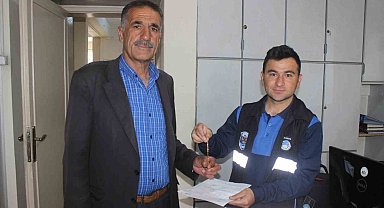 Yerde bulduğu 9 bin liralık altın bilekliği sahibine ulaştırdı