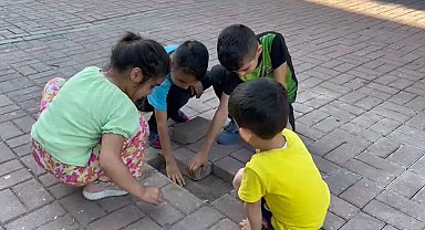 Yerinden çıkan kaldırım taşlarını yapboz oynar gibi düzeltip büyüklere ders verdiler