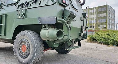 Yerli üretim sevk sistemleri ile zırhlı askeri kara araçları suda da engel tanımıyor