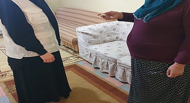 Yetimler Vakfı, Elazığ'da ev borcu olan iki yetim aileye altın yardımında bulundu