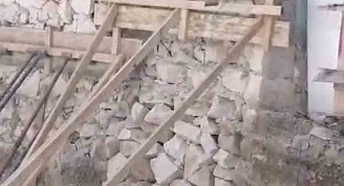 Yıkılan 3 katlı binayı tahtlarla tutmaya çalışmışlar