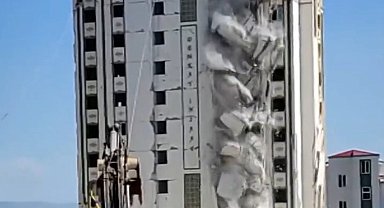 Yıkımı yapılan ağır hasarlı bina sağlam evin üzerine devrildi