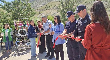 Yıl sonu sergisinden elde ettikleri geliri deprem bölgesindeki kardeş okullara gönderecekler
