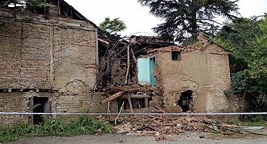 Yıldırım düşen boş haldeki evde yangın çıktı