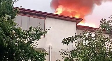 Yıldırım düşen evin çatısı alev aldı