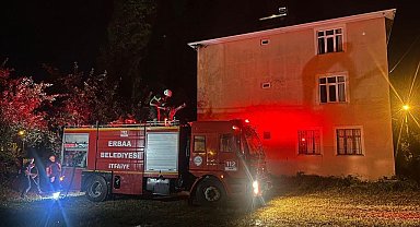 Yıldırım düşen evin çatısı yandı