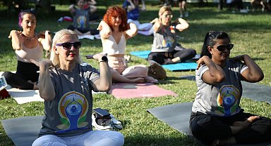 Yoga tutkunları Nilüfer'de buluştu