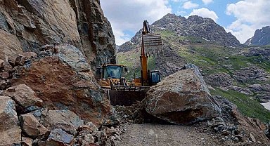 Yola düşen dev kayalar temizlendi