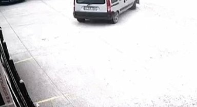 Yola kontrolsüz çıkan otomobil kazaya sebep oldu