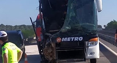 Yolcu otobüsü kamyona çarptı: 14 yaralı