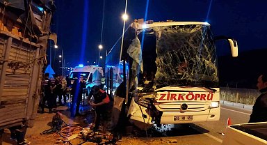 Yolcu otobüsü tuğla yüklü tıra çarptı:1 ölü, 9 yaralı