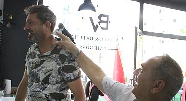 Yolda bulunan karga, kuaför salonunun maskotu oldu: Müşteriler bahşiş bile veriyor