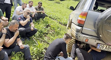 Yolda kalan arkadaşlarının durumunu çekirdek çitleyerek maç izler gibi izlediler