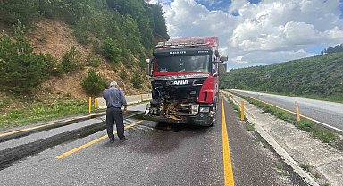 Yolda kayaya çarpan tır pert oldu, sürücünün burnu bile kanamadı