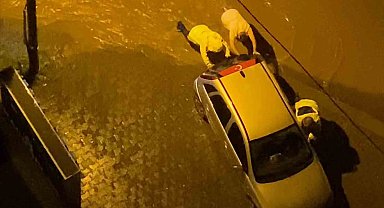 Yolda mahsur kalan aracın imdadına trafik polisleri yetişti