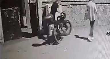 Yoldan geçerken bahçede gördükleri motosikleti çaldılar