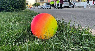 Yolun karşısına geçmek isteyen çocuğa motosiklet çarptı