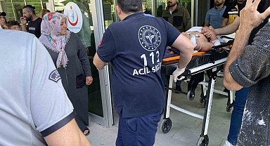 Yolun karşısına geçmek isteyen çocuğa otomobil çarptı