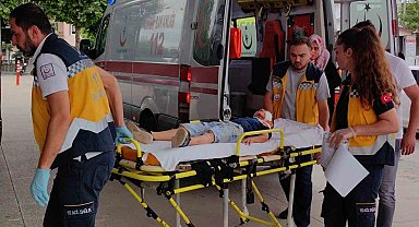 Yolun karşısına geçmek isteyen çocuk, otomobilin altında kaldı