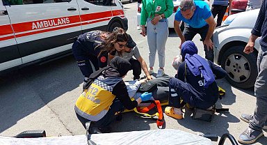 Yolun karşısına geçmeye çalışan kadına araç çarptı: Kaza anı kamerada