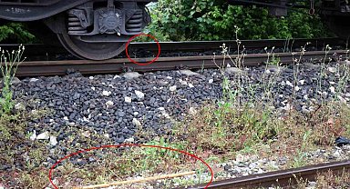 Yük treninin çarptığı yaşlı adam ağır yaralandı