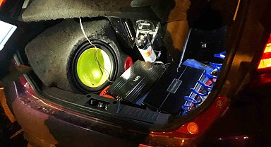 Yüksek sesle müzik dinleyerek vatandaşları rahatsız eden 18 sürücüye 17 bin TL ceza kesildi