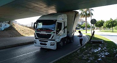 Yüksekliği hesap edemeyen tır sürücüsü alt geçitte sıkıştı