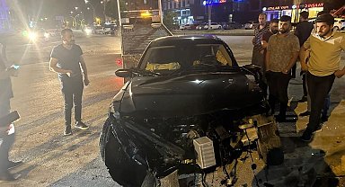 Yüksekova'da aracıyla elektrik direğine çarpan sürücü yaralandı