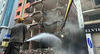 Yüksekova'da depreme dayanıksız yapılar bir bir yıkılıyor