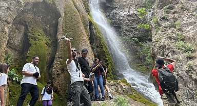 Yüksekovalı dağcılar Kaval Şelalesi'ni gezdi