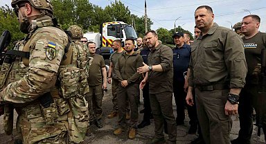 Zelenskiy'den hidroelektrik santralinin vurulduğu Herson'a ziyaret