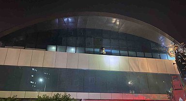 Zeytinburnu'ndaki teknoloji mağazası alev alev yandı