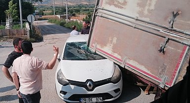 Zincirleme kazaya karışan araç, yoldan geçen otomobilin üzerine devrildi