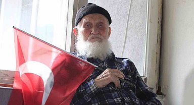 100 yaşındaki Recep dede, Cumhuriyet'le aynı yaşta olmanın mutluluğunu yaşıyor