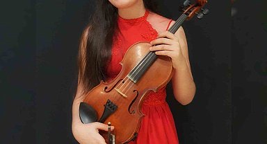 11. sınıf öğrencisi Elif kemanını dostluk için çaldı