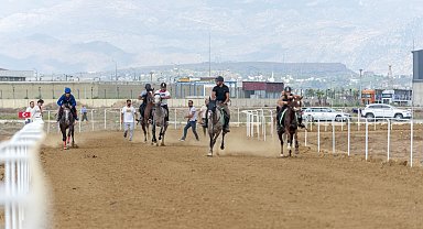 14. Geleneksel Rahvan At Yarışları nefes kesti, attan düşen genç kadın yaralandı