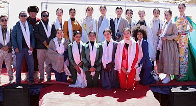 18 yaşında dünyanın çatısında yürüyerek rekor kırdı