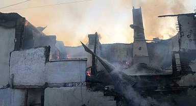 2 katlı ahşap ev yanarak kullanılmaz hale geldi