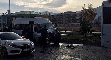 23 kişinin yaralandığı zincirleme kaza güvenlik kamerasına yansıdı