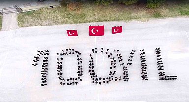 240 lise öğrencisi "100. Yıl" yazıp Türk bayrağı açtı