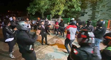 25 motorcu kasklarıyla piste çıkıp çiftetelli oynadı