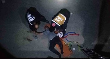 3 metrelik tahliye kanalına düşen sürücüyü itfaiye ekipleri kurtardı