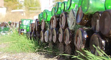 3 yılda 5 bin şişe topladı, teslim edecek yer arıyor