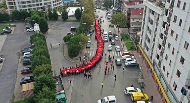 350 metrelik dev Türk bayrağı Tuzla sokaklarında el üstünde taşındı