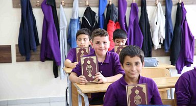 'Kur'an-ı Kerim' veya 'Peygamberin Hayatı' derslerini seçen çocuklara anlamlı hediye