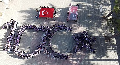 400 öğrenciden 100'ncü yıl koreografisi